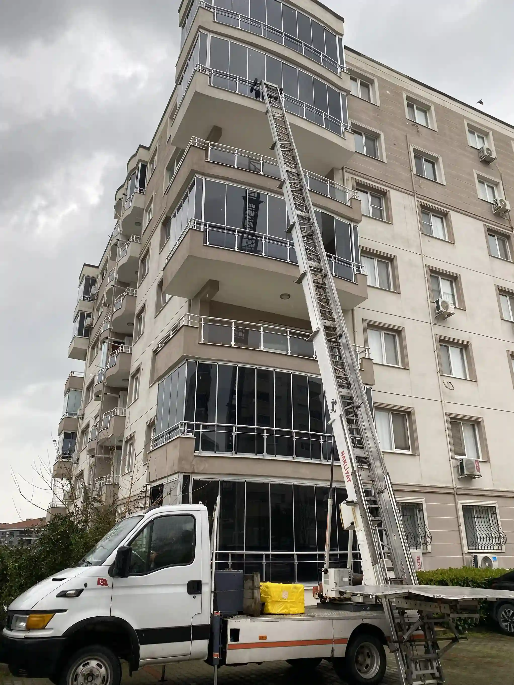 Cam taşıma kiralık asansör Bornova güvenli cam nakliyesi 2026