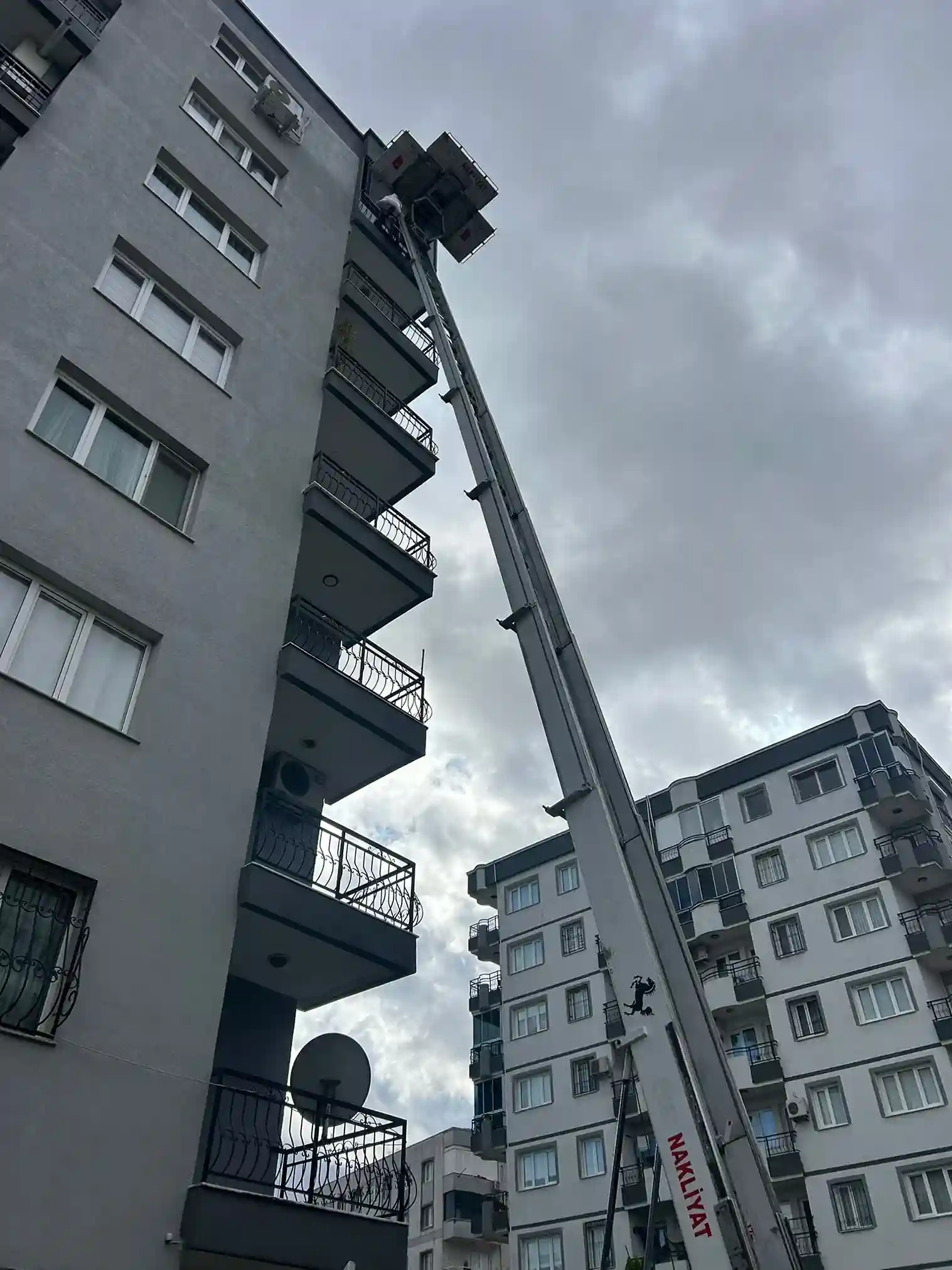 İzmir kiralık asansör gerçek operasyon Bornova mahalle taşıma 2026